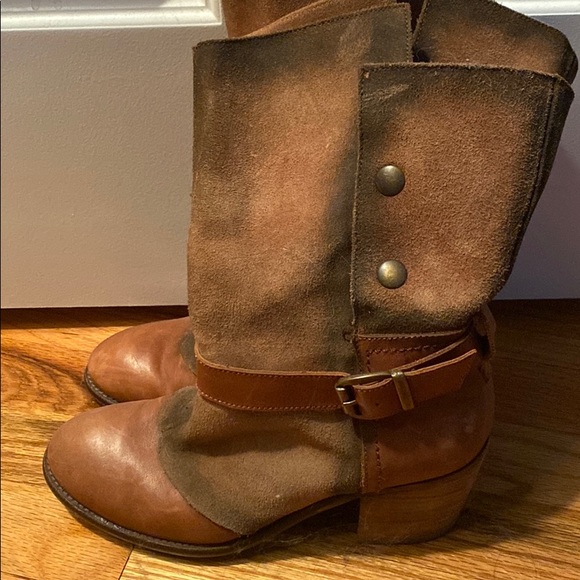 Pair of weathered boots, pre-owned - Picture 2 of 3